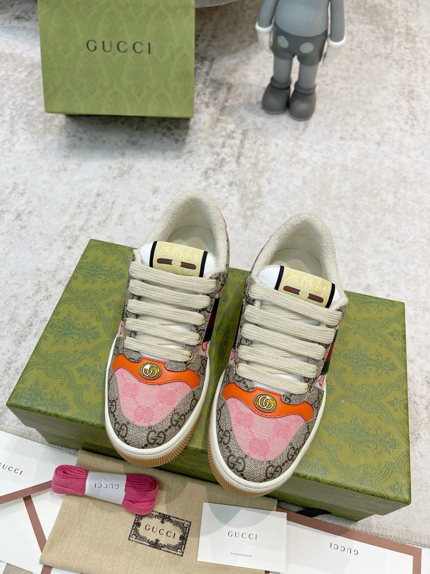 Ex-factory price: 540💰 GUCCI Gucci's newly upgraded back cover lining, top-notch old dirty shoes, classic casual sports shoes for couples, retro sneakers and old G family dirty shoes, updated at the counter simultaneously! ①The shoe upper has the same water-based edge coating process as the original version⚠️The ordinary oil edges on the market have a strong glue feel and are easy to fall off! Grade A first-layer nubuck leather (with pores)/matching computer embroidered double G cloth, high-density terry velvet lining. ② A PVC transparent small round mark sealing line is added to the details of the midsole. The mold is opened six times and the jewelry craftsmanship is used to customize the two-color double G buckle, striving to be the same as the original version. A pair of buttons is more than three times more expensive than ordinary buckles on the market. ③An old two-color washable label, the chip is placed on the outer waist of the right foot, the entire shoe is completely hollowed out with rubber technology, TUP material (rubber to distinguish the market) with the latest green packaging from the counter, 3D printed handbag, and a pair of shoelaces. There is no pressure when entering and exiting the counter. You can buy a 1:1 accurate replica of the original version and modify and upgrade it repeatedly. The details are perfectly restored, the materials are all customized, and they are truly top-notch. Please look at the details clearly to identify the quality. Upper: First-layer frosted cowhide/embroidered double G cloth. Lining: original high-density velvet lining. Foot pads: original pearlescent sheepskin. Outsole: private molded vacuum TPU material. Packaging: original top-grade full set packaging at the counter. Shoe size: women's size 35-40, men's size 39-44 (men's size 38, 45🉑️customized, non-returnable)
